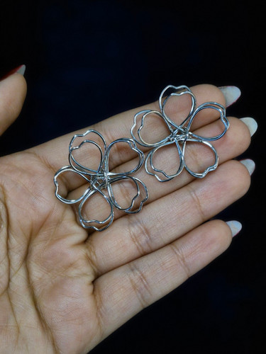 گوشواره طرح گل مفتولی کوچک استیل